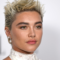 Florence Pugh colpita in faccia da un fan